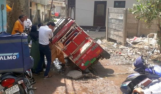 The road of Madhuban Colony is bad, e-rickshaw got stuck in the potholes and overturned
