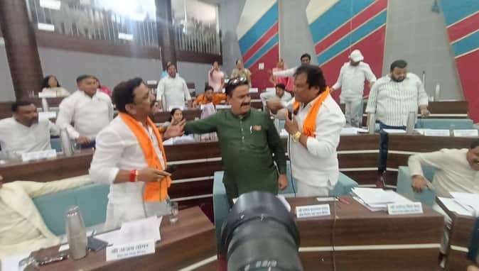 नगर निगम परिषद की बैठक के दौरान पार्षदों के बीच हुई बहस बाजी जमकर हुआ हंगामा