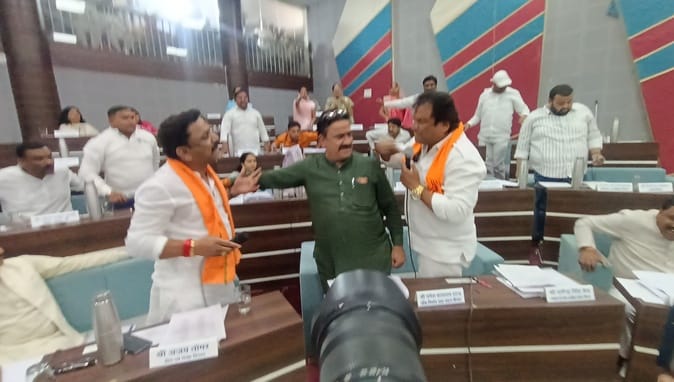 नगर निगम परिषद की बैठक के दौरान पार्षदों के बीच हुई बहस बाजी जमकर हुआ हंगामा