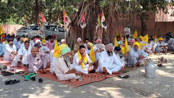Farmers staged a sit-in for canal water, warned of staging a permanent protest from April 28