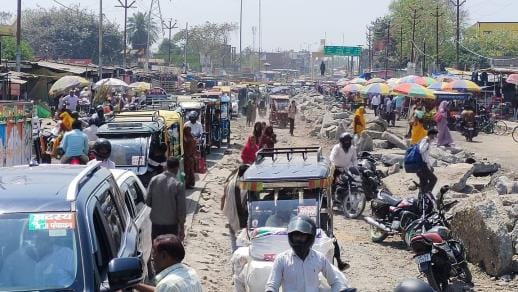 Pedestrians struggled with traffic jam, roadside vendors became a problem