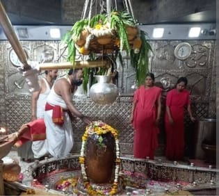 Now the priests will do this to save Baba Mahakal from the heat, they will tie 11 pots on the Shivling
