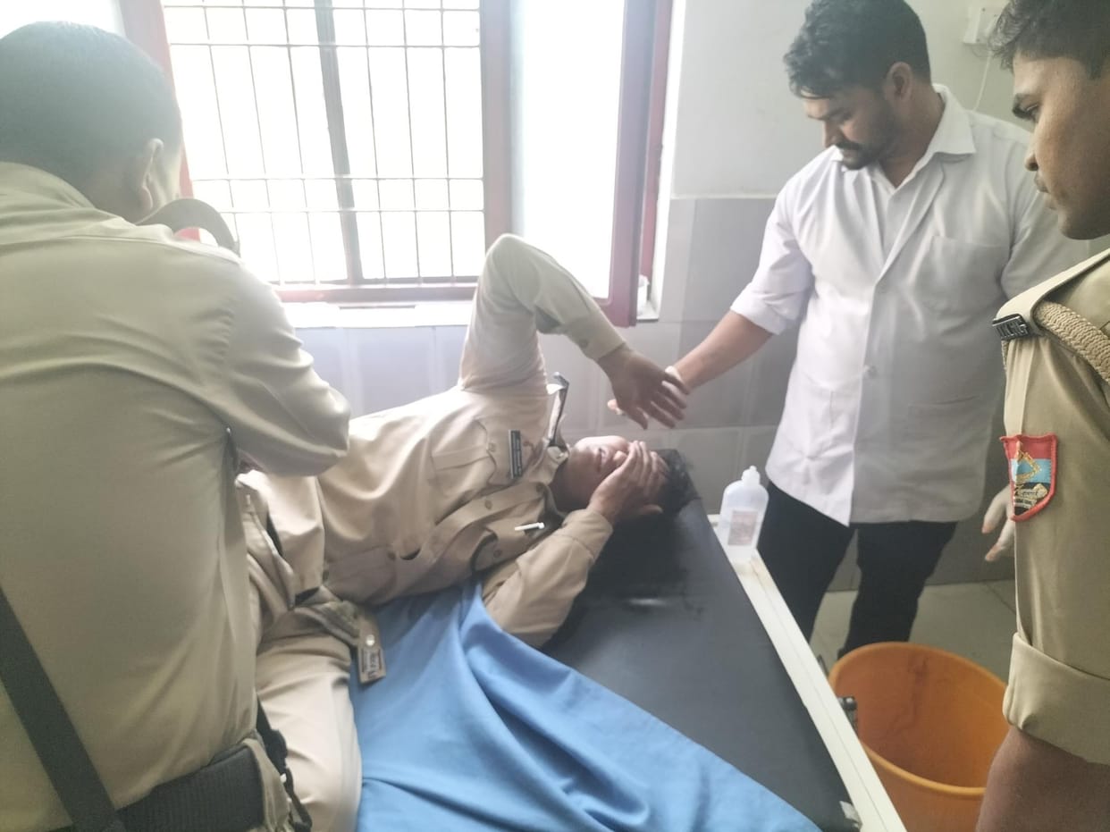 A bull attacked a traffic policeman who was managing the traffic