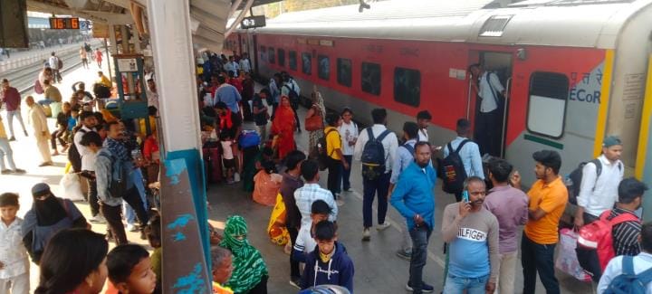 Diverted trains are troubling the passengers... reaching the destination on time has become difficult