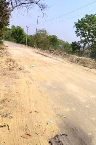 Soil was put on Wazirganj-Aonla road, vehicles started moving