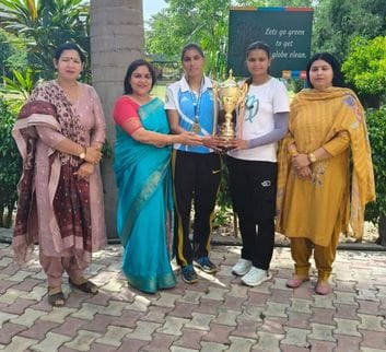 Tanisha, Annu and Disha won silver medal in handball competition