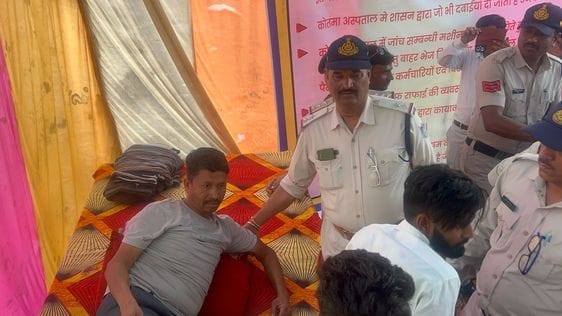 आंदोलन पर बैठे लोगों को जबरन ले जाते हुए पुलिस