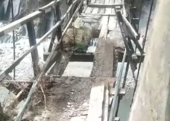 Iron sheets put on the bridge came out, drivers are taking out their vehicles by placing stones