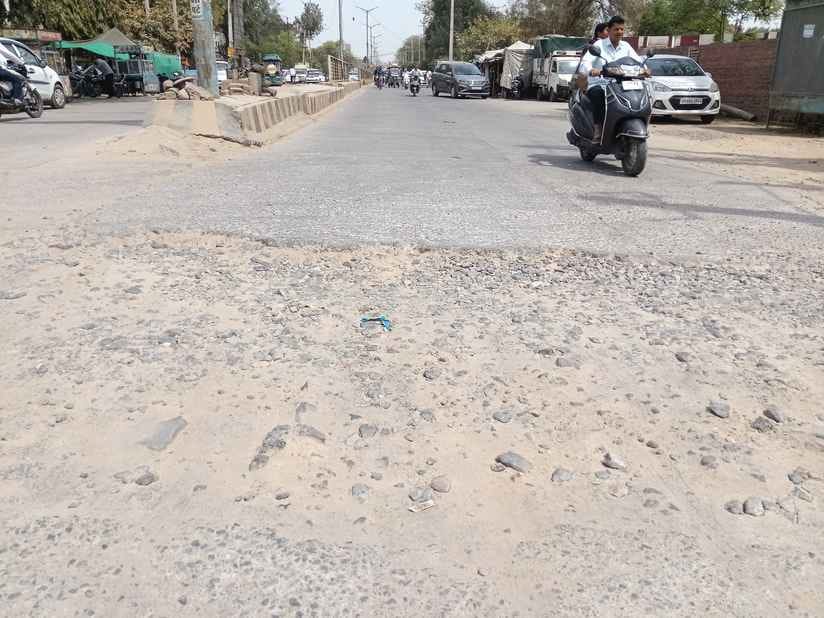 Drivers are troubled by the potholes on Bhattu Road, no one is ready to fix them