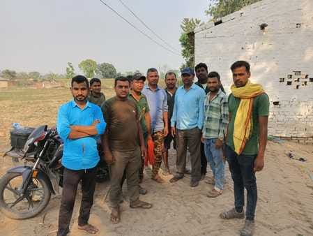Bettiah bihar news tiger enters Dhumatad Village forest department is busy tracking today news in hindi
