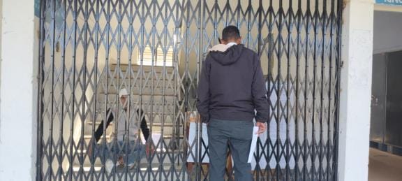To solve the problems, the student union president imprisoned himself