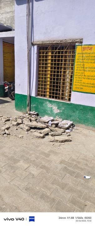 ol ke praimaree skool mein gira chhajja