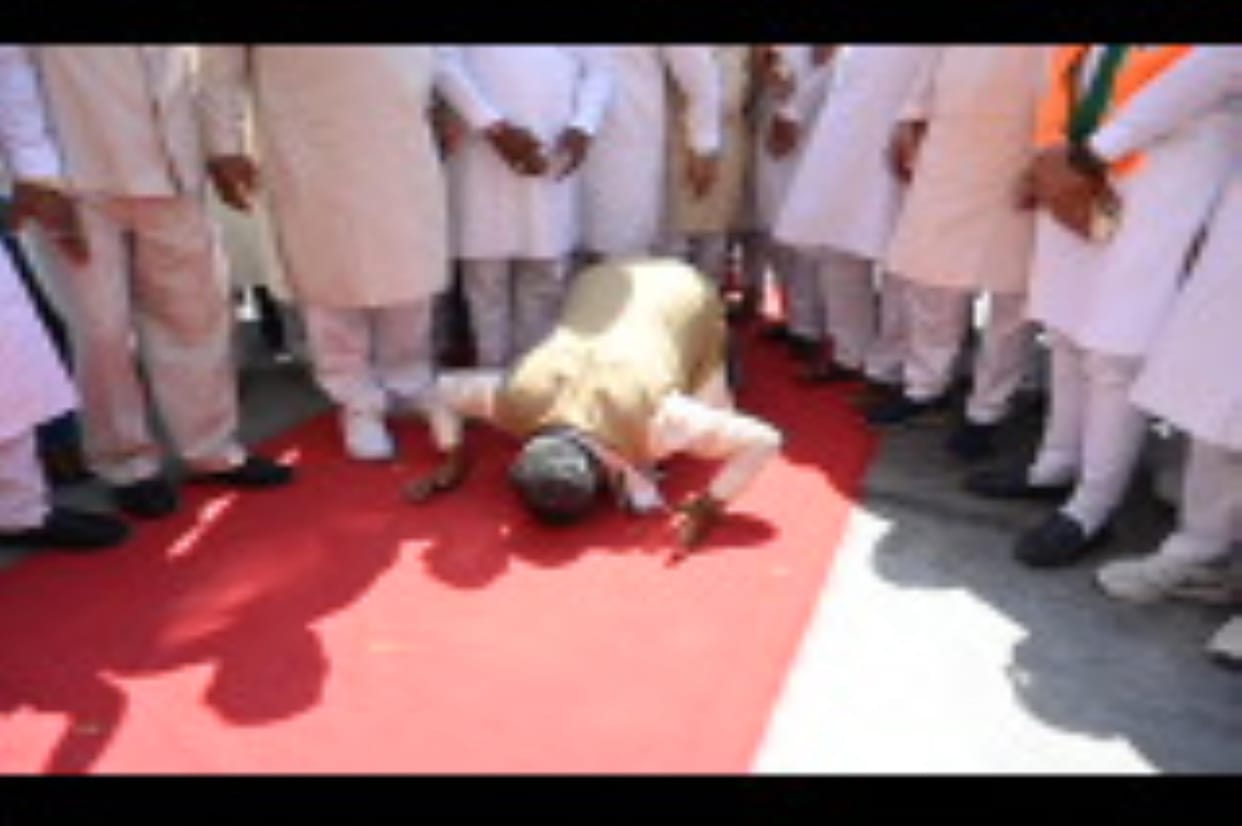 The mayor bowed down and said, "I will work on the motto of my Hisar, my self-respect"