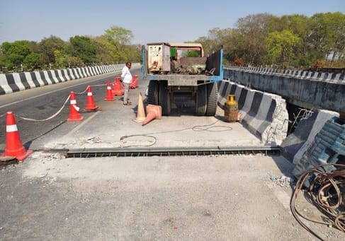 Question on the quality of the bridge built on the Gomti river, damaged four times in four years