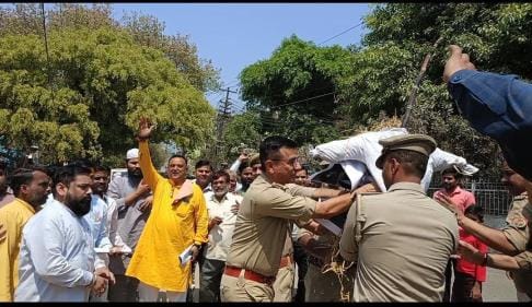 Rashtriya Yuva Vahini Go Cell protested against SP MP