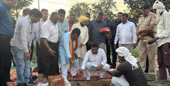 Municipal Council President Veer Shanti Swaroop started the work of the shed by breaking a coconut