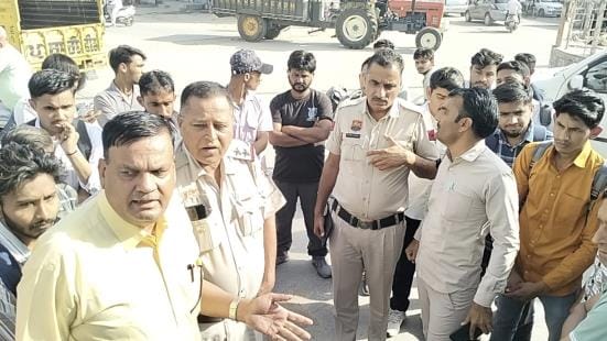 The bus of Chandigarh route did not stop in front of the college, students gheraoed it in Ratia