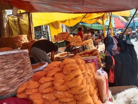 Markets are bustling on Eid, crowds flock in for shopping