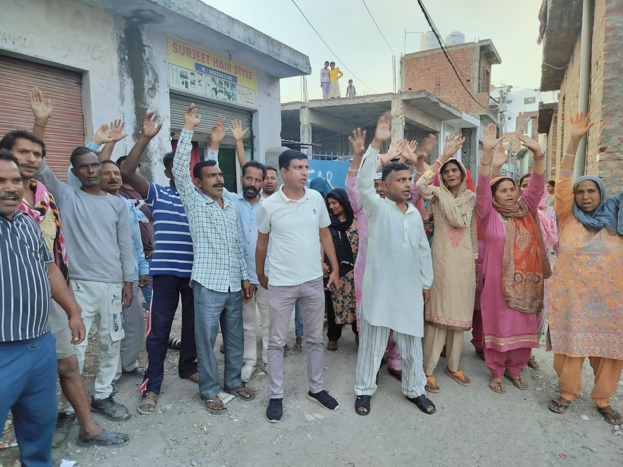 People came on the road as they did not get water, protested