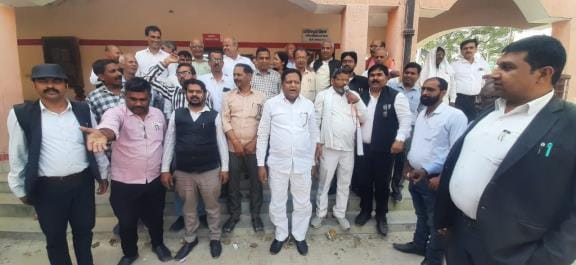Advocates shouted slogans against the officers