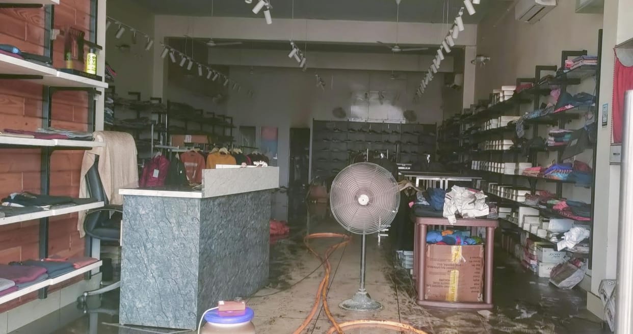 Fire broke out in showroom due to short circuit