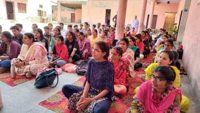 चतरगढ़पट्टी की सैनी धर्मशाला में आयोजित पुलिस की पाठशाला कार्यक्रम के दौरान सीडीएलयू के एनएसएस 