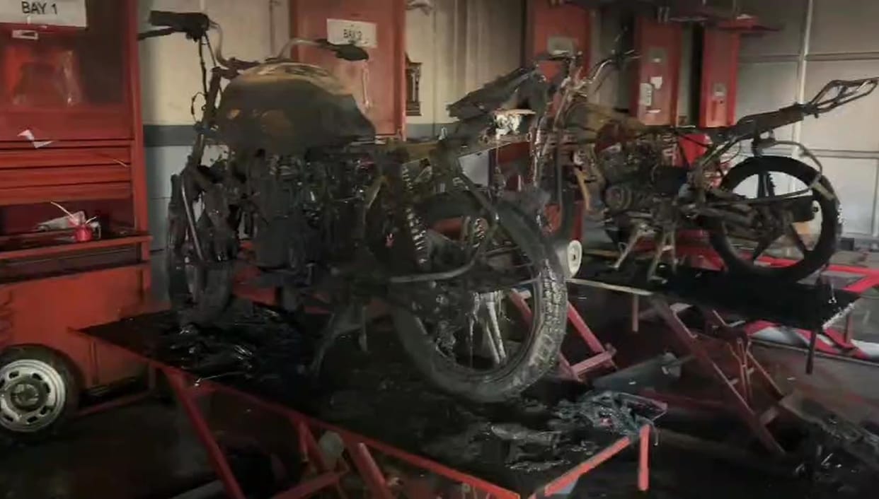 A fire broke out in the workshop of a two-wheeler agency due to sparking of a plug in a bike, five vehicles got engulfed, an employee's hand got burnt