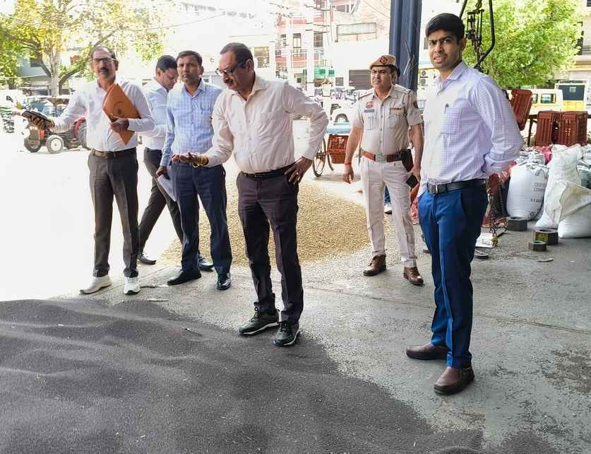 Divisional Commissioner visited the grain market and inspected the system