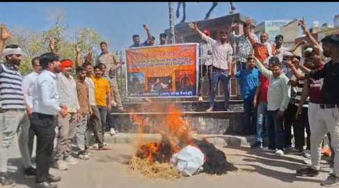 Rajput community burnt the effigy of SP MP