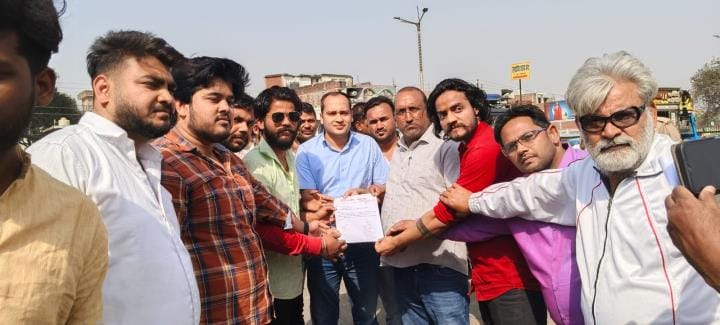 Karni Sena demonstrated in Tamkuhiraj and Hata, submitted memorandum