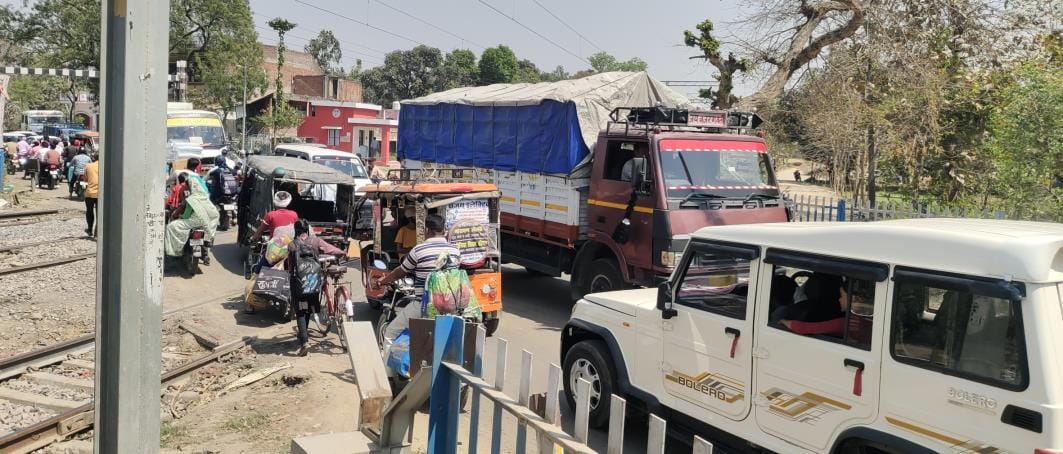 Now the trolley driver ran away after hitting the barrier at Shohrat crossing