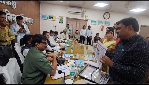 Chhindwara Uproar over plight of cowshed in Municipal Corporation heated debate between Congress BJP councilor