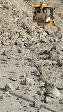 Landslide in Ruturang, vehicular movement halted for four hours
