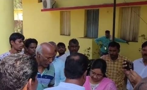 मामले की शिकायत करते शिक्षक संघ के पदाधिकारी