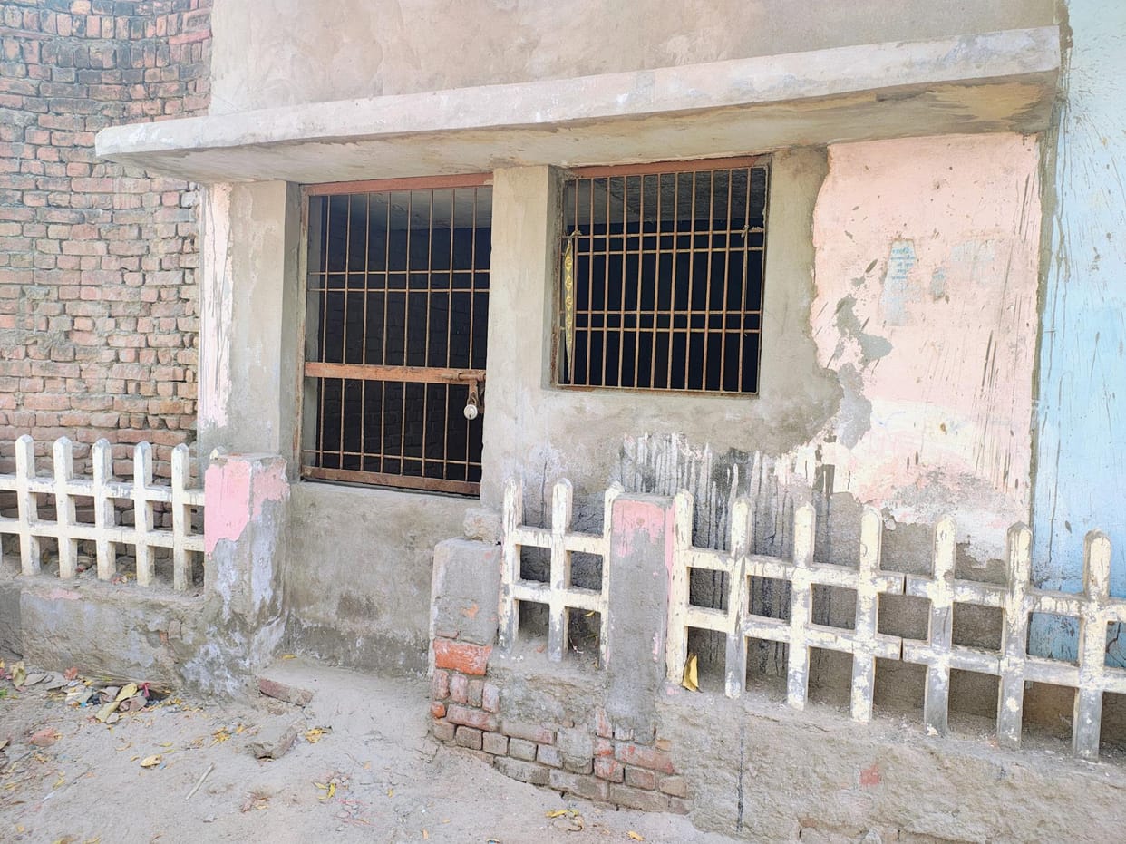 The occupation of the road increased the courage, he made the door of his house in the park
