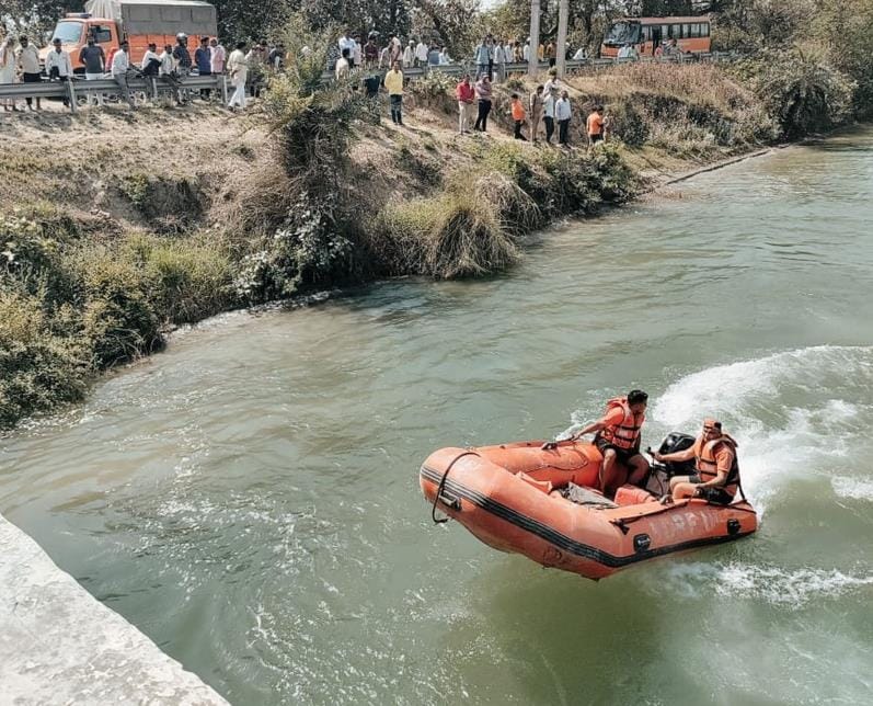The teacher jumped into the canal after making a video call to his wife