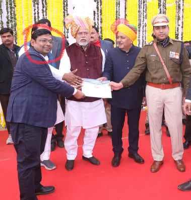 प्रभारी मंत्री से सम्मानित लेते हुए विवादित और निलंबित ई ई