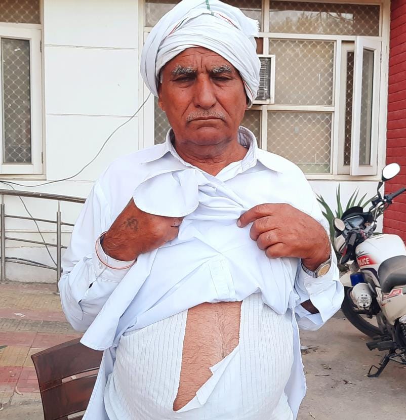 The miscreants ran away after robbing 5000 rupees from the farmer at gunpoint