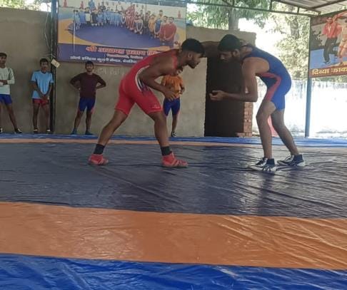 Wrestlers showed their strength