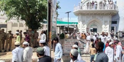 Jumma-e-Wida prayers were held inside the Jama Masjid