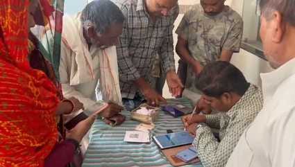 टोकन के लिए कतार में लगे मरीज के परिजन