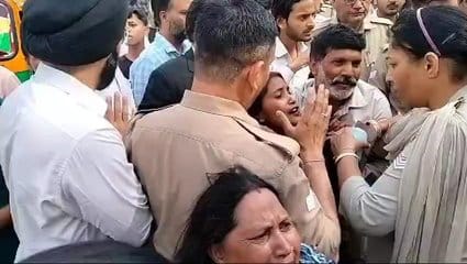 The young man and woman reached the court to get married, but were caught by their family