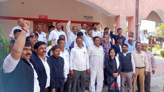 Lawyers raised their voice on the issue of sub-registrar office