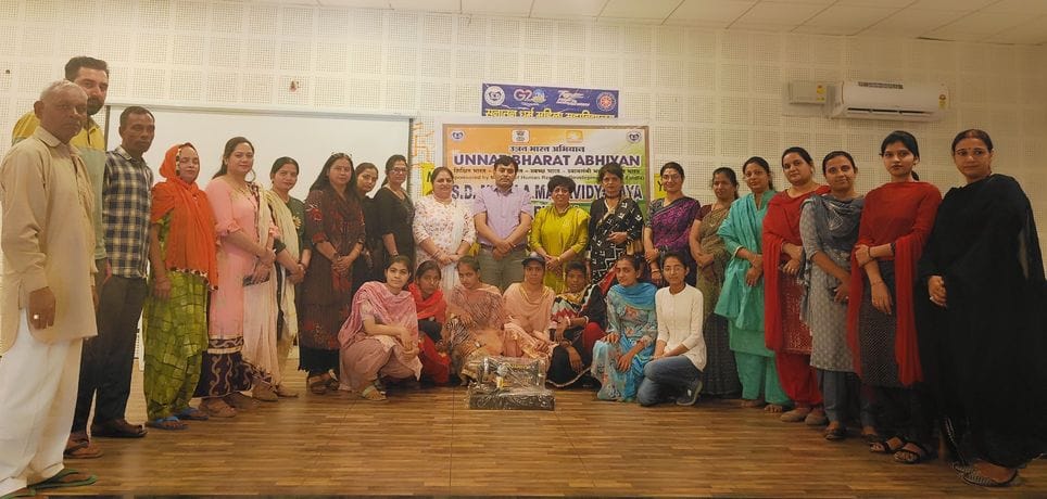 Sewing machines were given to 8 girl students under Unnat Bharat Abhiyan