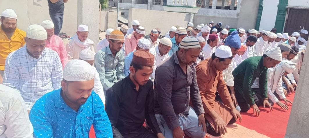 Crowd gathered for farewell prayers