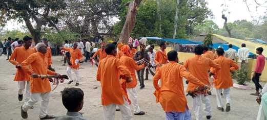 Dhammal teams performed Bhajan and Kirtan in the fair organized at Ikottarnath temple