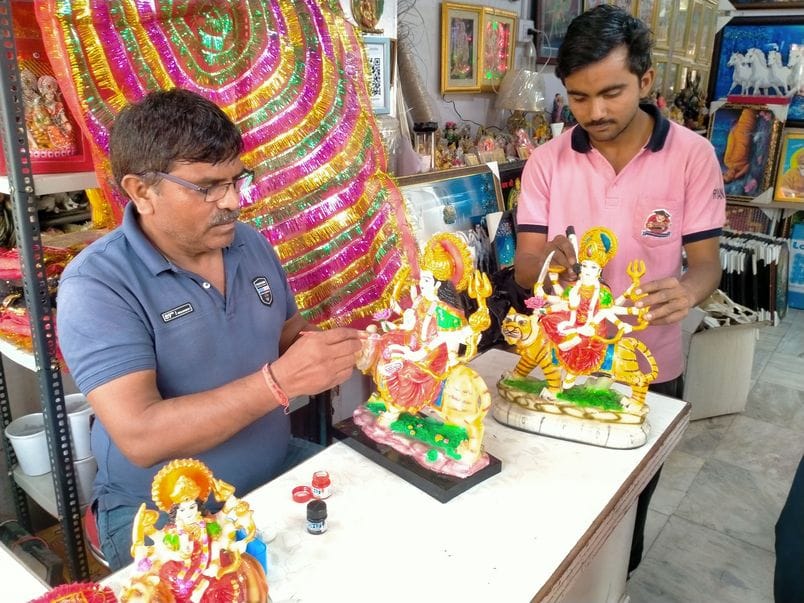 Today the first form of mother Shailputri will be worshipped