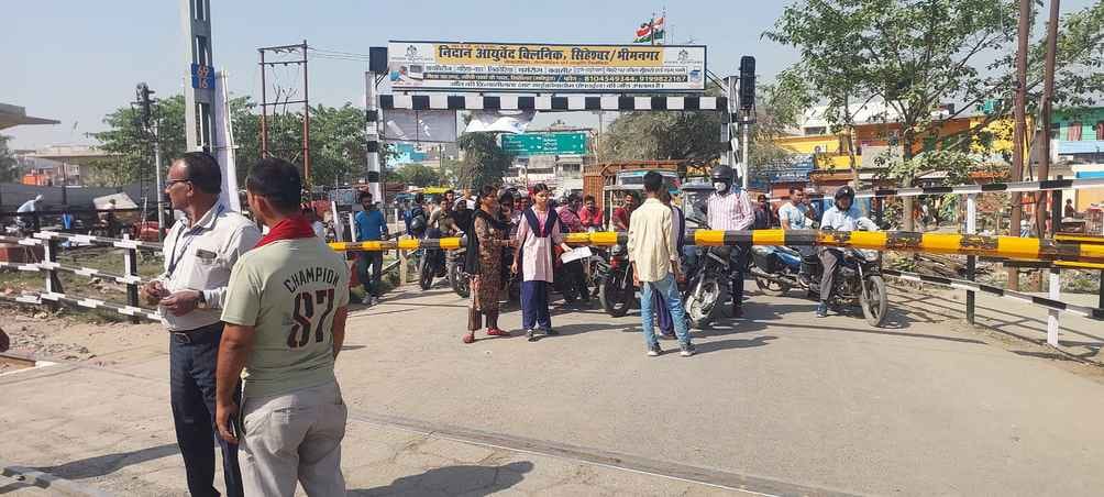 फाटक बंद रहने से लगा जाम।