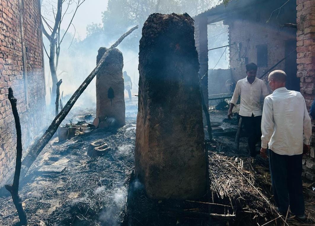 Five houses burnt in fire, innocent child burnt