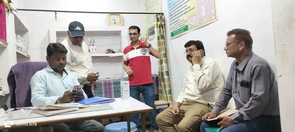 झोलाछाप डॉक्टर की दुकान पर कार्रवाई करती स्वास्थ्य विभाग की टीम